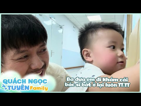 Ba đưa 2 chị em đi khám cái bác sĩ bắt ở lại bệnh viện chơi luôn à. Bác sĩ kì cục