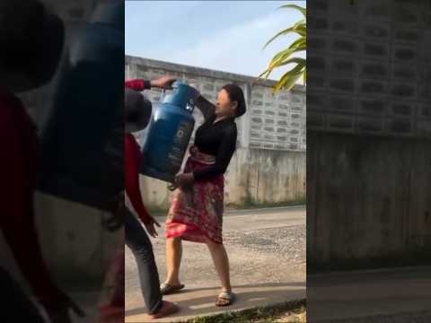 Cewek kuat juga lho angkat tabung gas