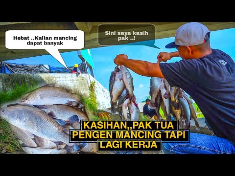 Kasihan!!! Lihat orang mancing PAK TUA ini saya kasih ikan hasil mancing ku