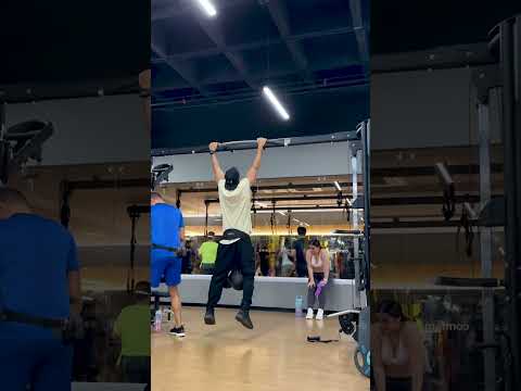 PRACTICANDO CALISTENIA Y ELLA REACCIONA #shorts