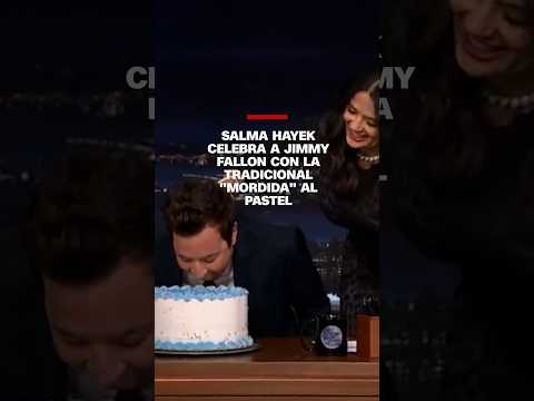 Salma Hayek celebra a Jimmy Fallon con la tradicional "mordida" al pastel