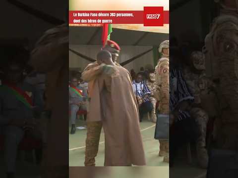 Le Burkina Faso reconnaissant à 383 personnes, dont des héros de guerre