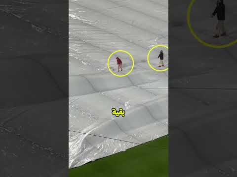 هذا الشاب علق تحت القماش في الملعب