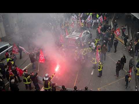 Firefighters protest at Eiffel Tower demanding more resources