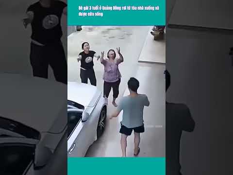 Hành động đẹp của bà cụ đang đi ngoài đường nhìn thấy em bé đang sắp Rơi