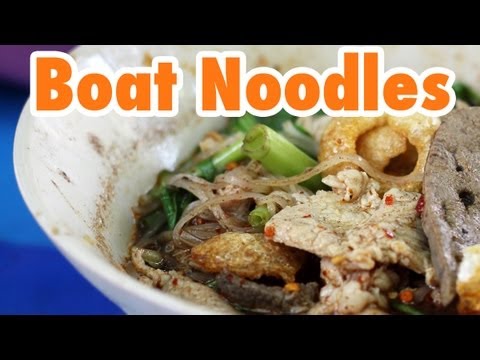 Thai Boat Noodles in Bangkok at Victory Monument )