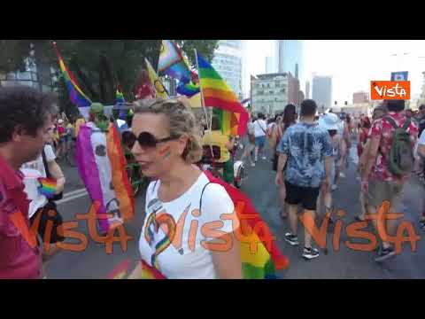 La colorata sfilata del Milano Pride