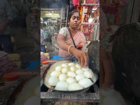 Sharmila Aunty Making Egg Tikka Omelette In Kolkata | Indian Street Food