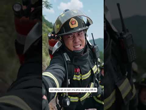 các chú lính cứu hỏa giải cứu cô bé mắc kẹt