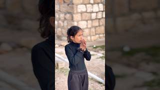 طفلة. تتجمد من البرد شاهد ماذا حدث؟؟