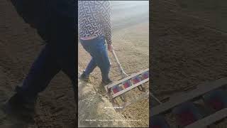 कम ज़मीन बाले लोग फसल को इस मशीन से बोते है!!😱