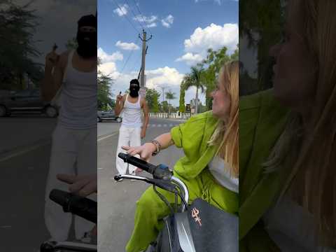 Battle between victim and thief😂 معركة بين الضحية واللص…