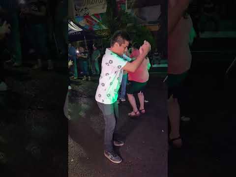 Se libero moviendo el cuchumbo este bailarin no aguantó las ganas de bailar al escuchar el pachangon
