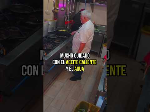 Nunca echar agua en aceite caliente ⚠️ • #arrozydesgracias #twitch #cocina #ayd #seguridad