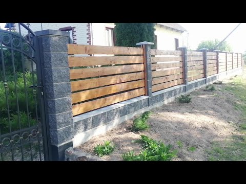 Красивый забор из бетонных блоков и доски, подробно.