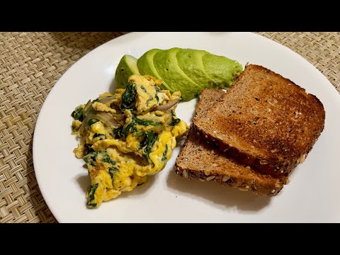 Preparando mi desayuno para hoy HuevosRevueltos con Espinacas ☕️🍳🥚