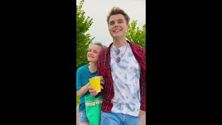 WOW Menina Atualiza Suas Roupas em Público || Truques Incríveis para Roupas #shorts