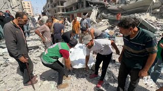 إخلاء شهداء ومصابين بقصف إسرائيلي استهدف منزلاً لعائلة الشوا في مدينة غزة