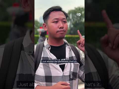 Police clash with protesters in Indonesia | DW News