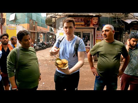 Trying the Famous 'Club Kachori' Street Food in Kolkata 🇮🇳