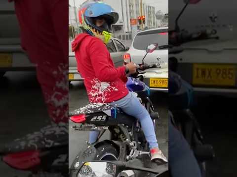 Echando ESPUMA por las calles 😹😹 #humor #motos #bike #risas #espuma