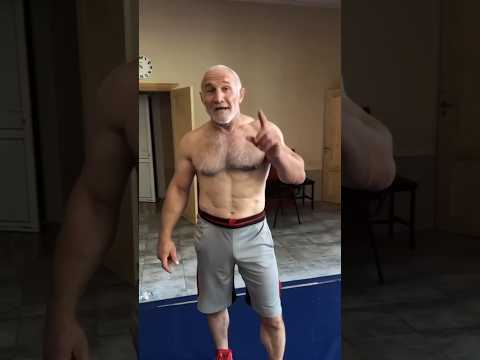 Накаченный дед кинул вызов Асхабу Тамаеву! #Shorts #Схашок #Тамаев #бой