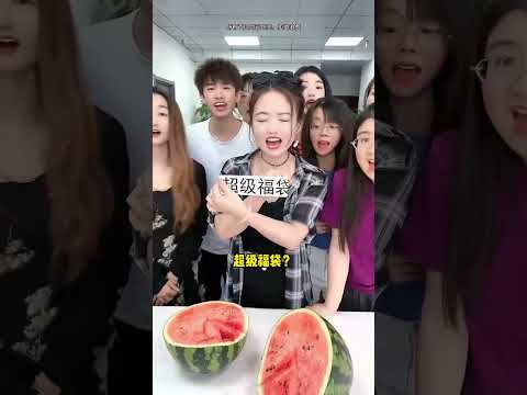 La cadena de oro salió de la sandÃa📿🤯 mini wood toy~woodworking art skills \ hand~ #shorts