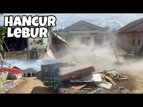 Robohkan rumah pake truk..