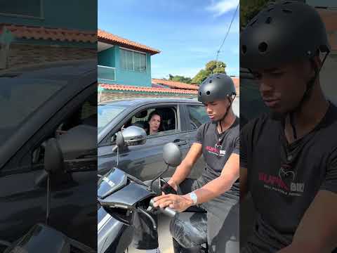 Só porque está de scooter elétrica acha que não precisa da seta!! Não façam igual a ele!!