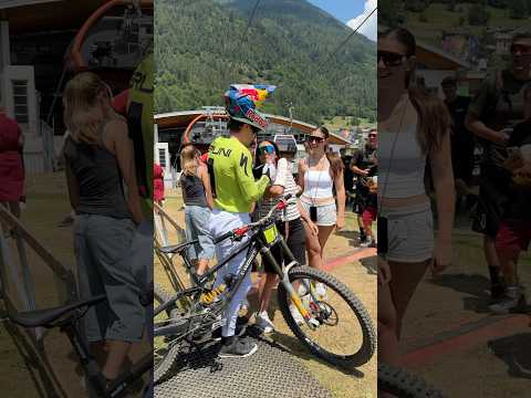 Sign my cast with Number 1 ✍️ #ucimtbworldseries #mtb #downhillmtb #shorts #fyp