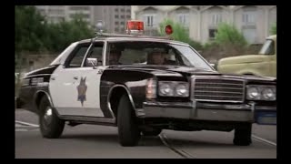 '75 Ford LTD chases '71 Ford Econoline