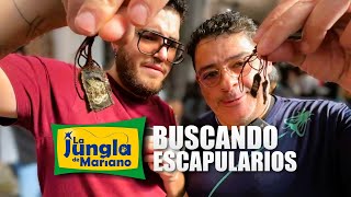 Buscando escapularios en la Feria del Carmen