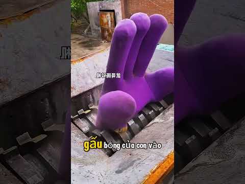 người bố này đã nghiền nát ghế gấu bông của con gái.