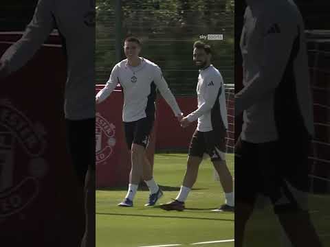 Sesko & Fernandes racing each other in Man Utd training ⚡️