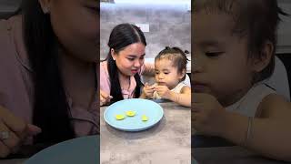 LNS - Con gái nhỏ lần đầu ăn chanh || Little girl eat lemon #shorts
