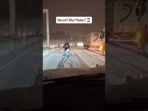 Warum fährt man bitte Motorrad im Winter bei Schnee?  #shorts #short #shortvideo #youtubeshorts
