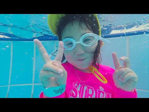 Boram con papá están buscando y buscando tesoros en colección in Saipan
