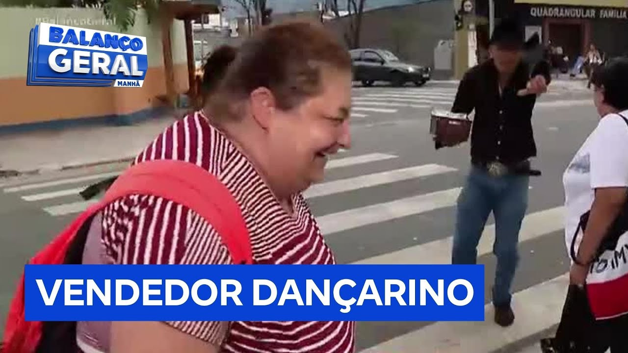 Achamos em São Paulo Vendedor de doces conquista motoristas dançando no trânsito