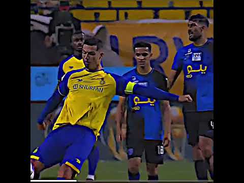 اللاعب العراقي سعد ناطق يطالب الحكم بانذار كريستيانو على تصرفه الغريب على انهاء المباراة #اشترك#ميسي