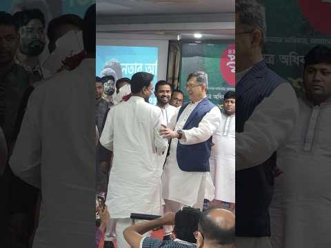 ভোটের মাঠে সিনিয়র জুনিয়র রাজনীতিবিদদের মধ্যে এমন মধুর সম্পর্কই জনগণ দেখতে চায়।