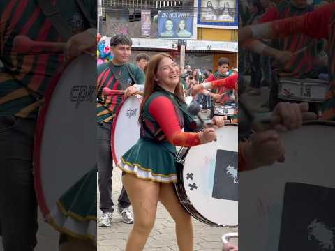 La más Top en el bombo ❤️❇️ #desfile #bastoneras #baile #cultura