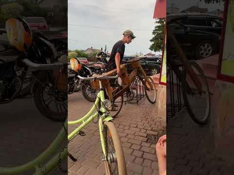 Ele fez uma bicicleta de madeira incrível