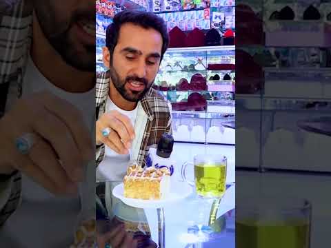 چشیدن کیک تاشکندی در یک کیک فروشی - #Shorts