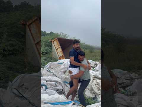 काकू बाल बाल बचे😂😂#funny #comedyfilms #like #funnyvideo #funnyshorts #comedy #comedyshorts #truck