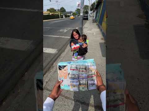Millonario regala pañales lleno de billetes a madrecita desesperada por su hijito