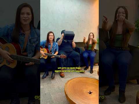 Segundou com acende um isqueiro.