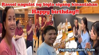 RASSEL NAGULAT NG BIGLANG KANTAHAN SA ISANG KAINAN