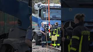 U-Bahn kolliediert mit Lkw