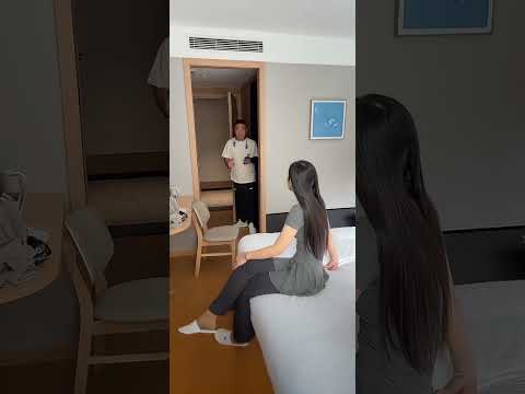 元帅户外撩妹 #户外逗美女 #整蛊情侣 #街头搭讪 #搞笑互动 #prank couple #Street chatting up beauties #Funny interaction