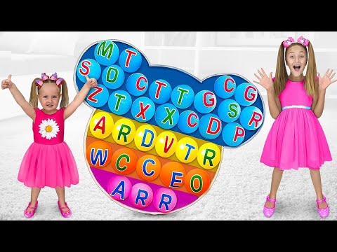 Sasha and Friends build colored playhouse with monkeys